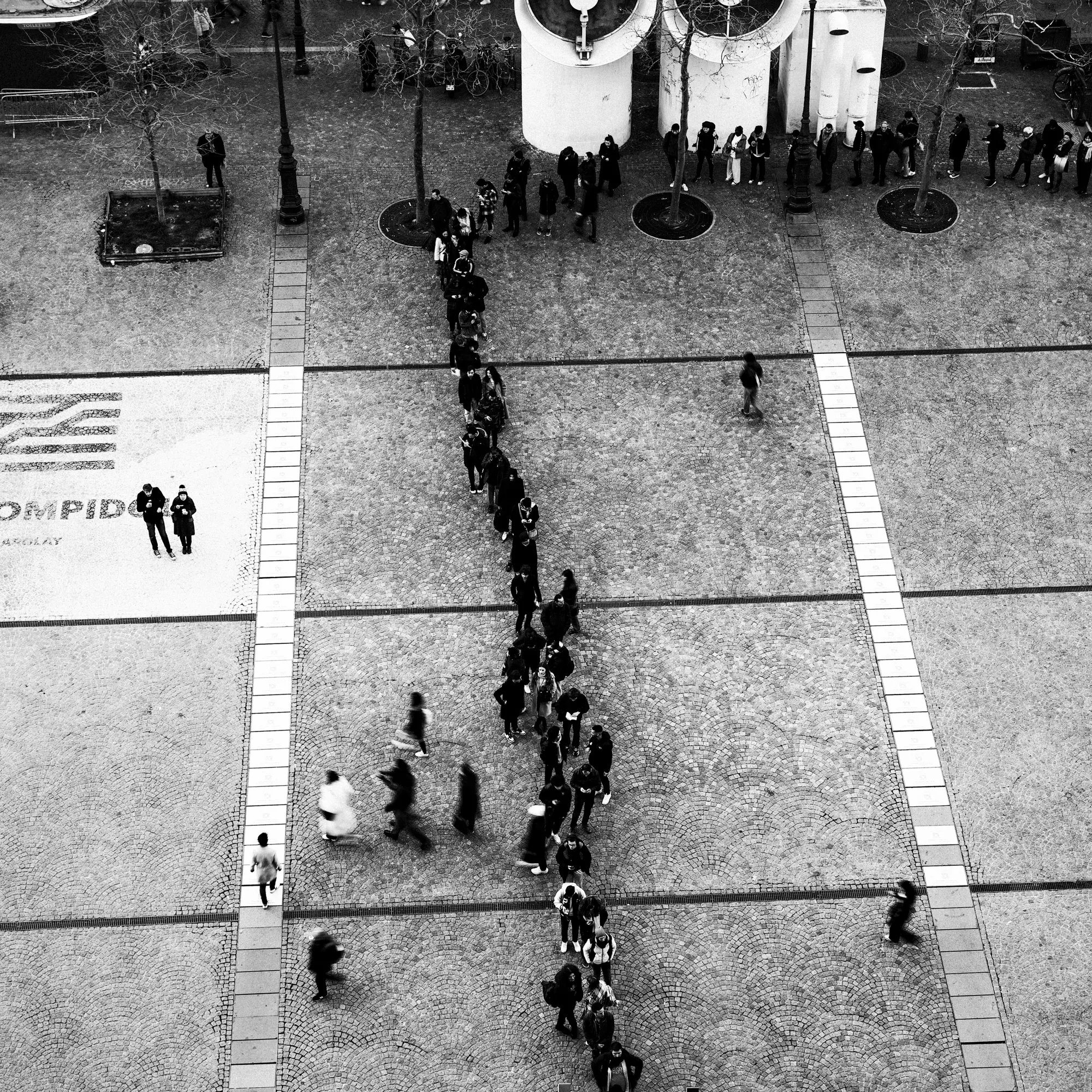 Collective Thread Pool - An overhead view of a queue forming a FIFO data structure