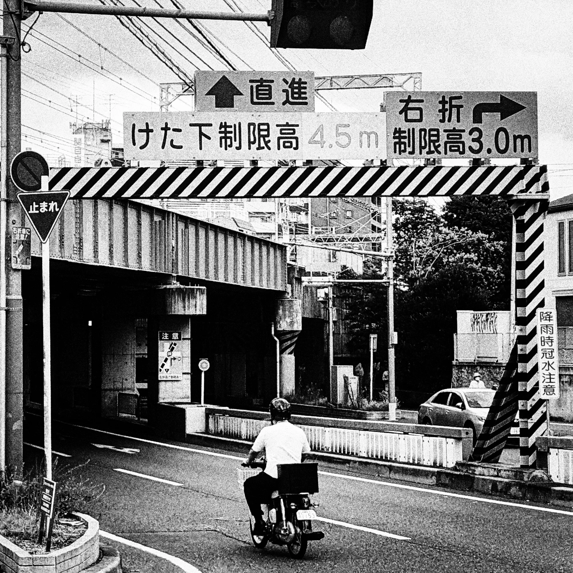 Non-Deterministic Pathfinding - A motorbike cutting through chaotic visual noise